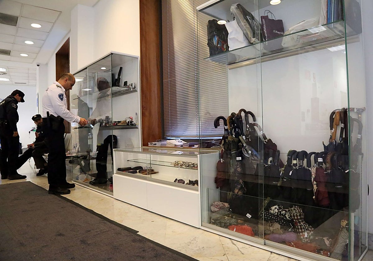 De carteras a una pulidora de suelos: los artículos más insólitos que esconde el almacén de objetos perdidos de Donostia