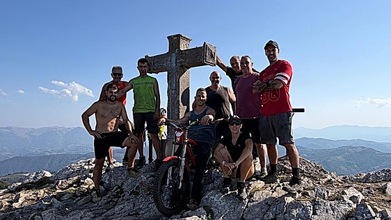 El auzolan recupera la cima de Hernio: vecinos logran erigir de nuevo la cruz derribada por el viento sur