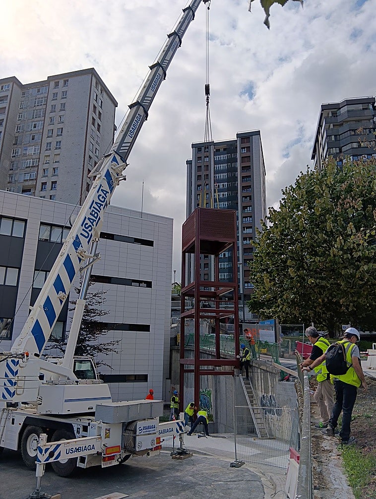El ascensor para mejorar el acceso al ambulatorio de Altza entrará en funcionamiento en octubre