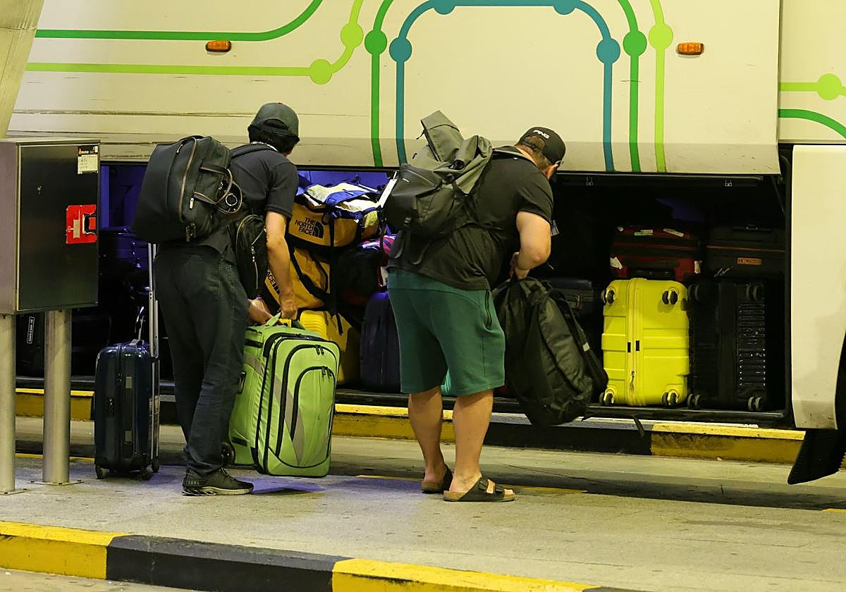 Robos en la estación de autobuses: «Tenemos que bajar del autobús a vigilar porque si no, se llevan las maletas»