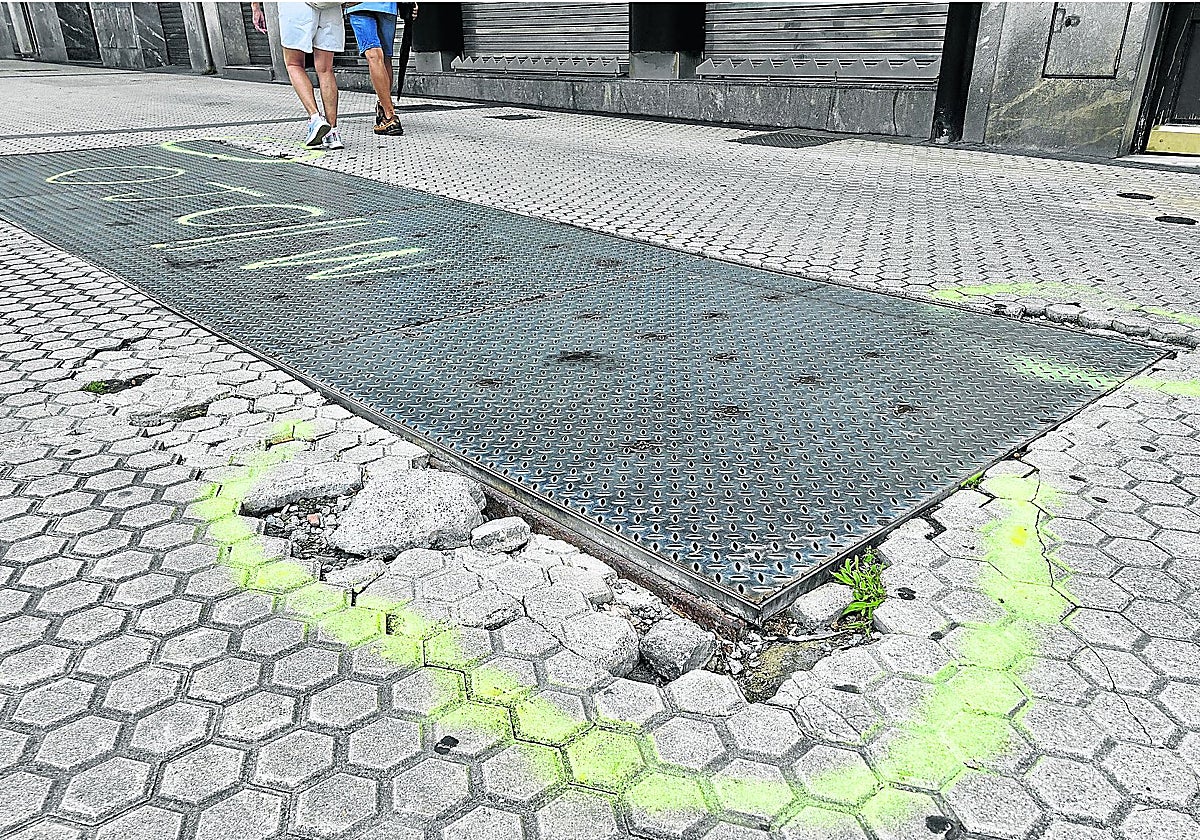 Tapan los agujeros de la rejilla de plaza Zuloaga tras una pintada vecinal de alerta