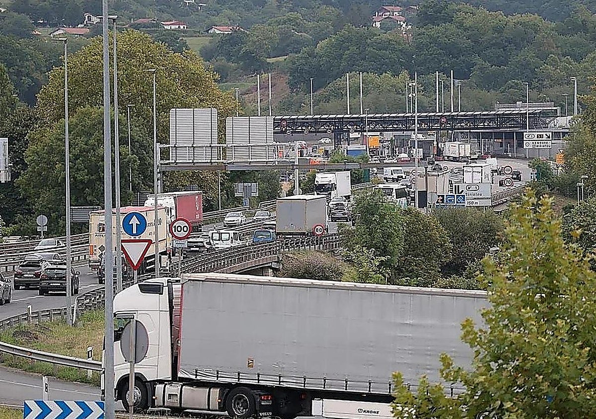 La AP-8 registra ocho kilómetros de retenciones en el peaje de Irun, sentido Baiona