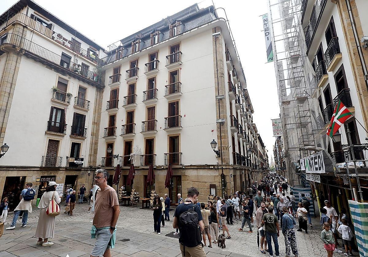 Ordenan al Hotel Atari abandonar el edificio que ocupa en la Parte Vieja de San Sebastián por no pagar más de 280.000 euros de alquiler