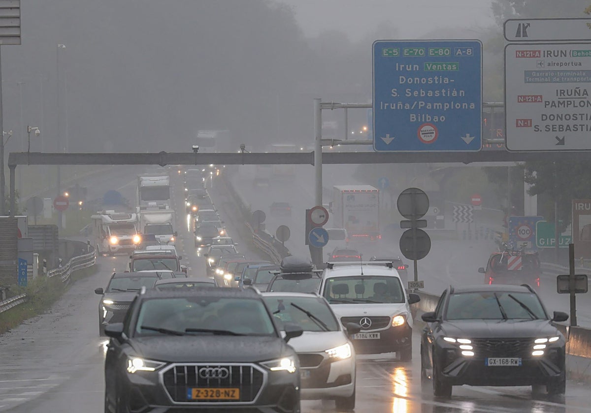La alcaldesa de Irun reabre la idea de un tercer carril en la AP-8 desde Ventas hasta Behobia para solucionar los atascos