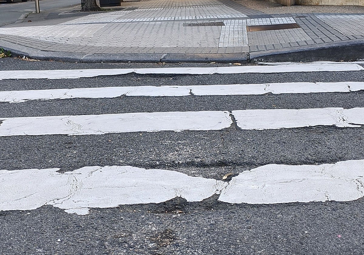 Sirimiri: Un bache en la calle Matia dificulta el paso a los ancianos