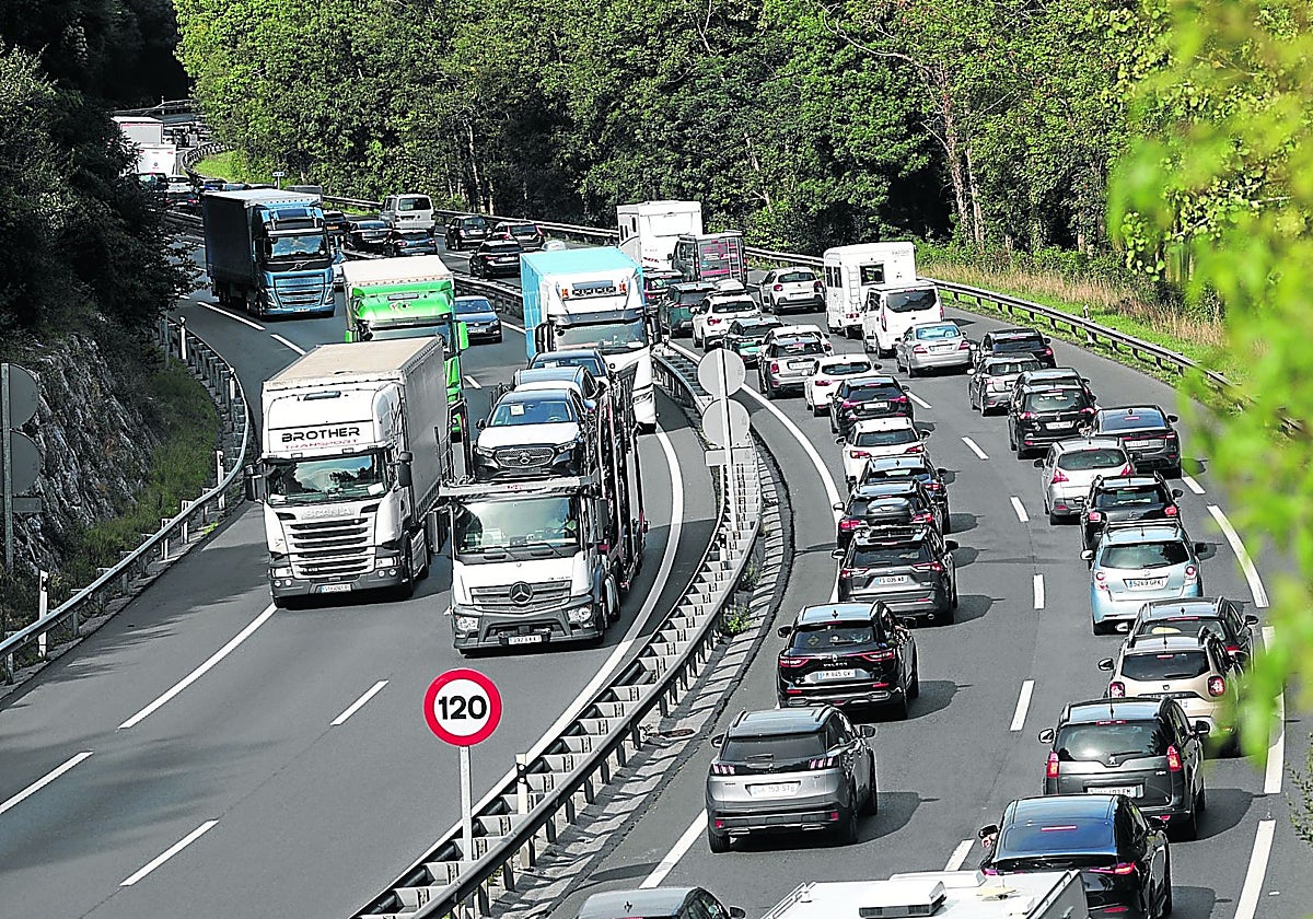 La Diputación no contempla ampliar a tres carriles la AP-8 en Irun para aliviar atascos