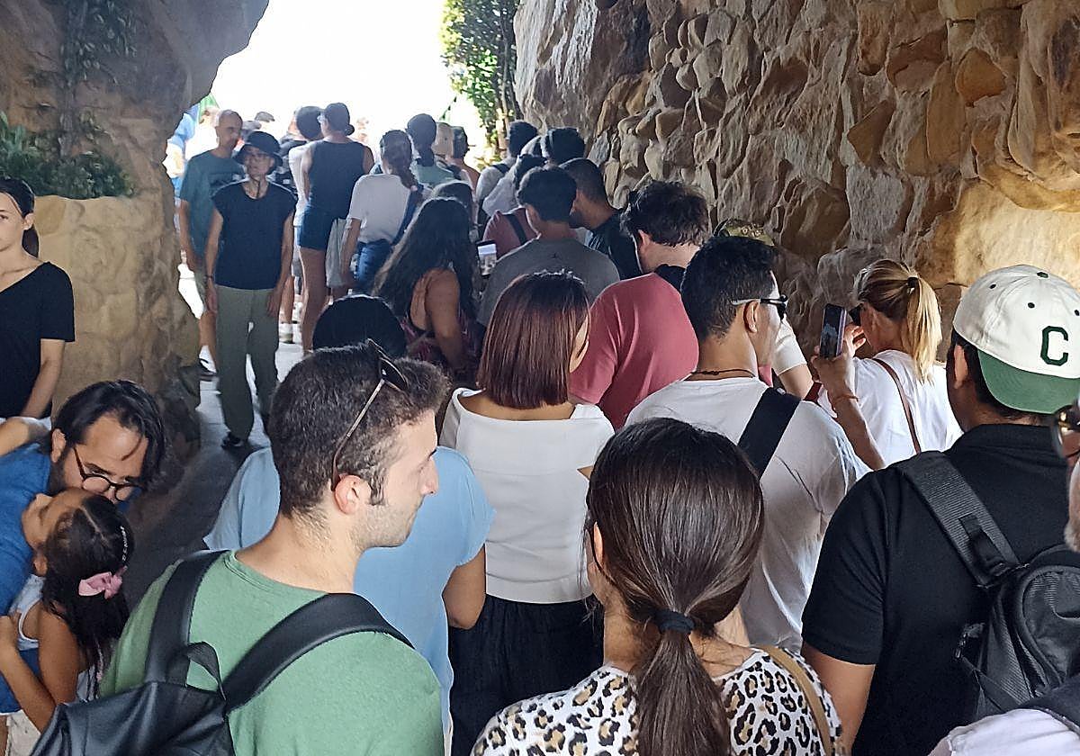 Colas en el punto más fotogénico de San Sebastián: «Merecen la pena los 40 minutos de espera»