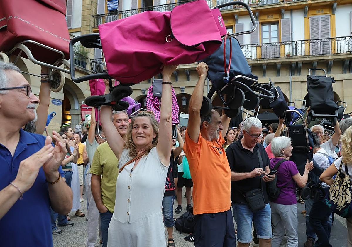 Multitudinaria protesta a favor de las cenas solidarias en Donostia
