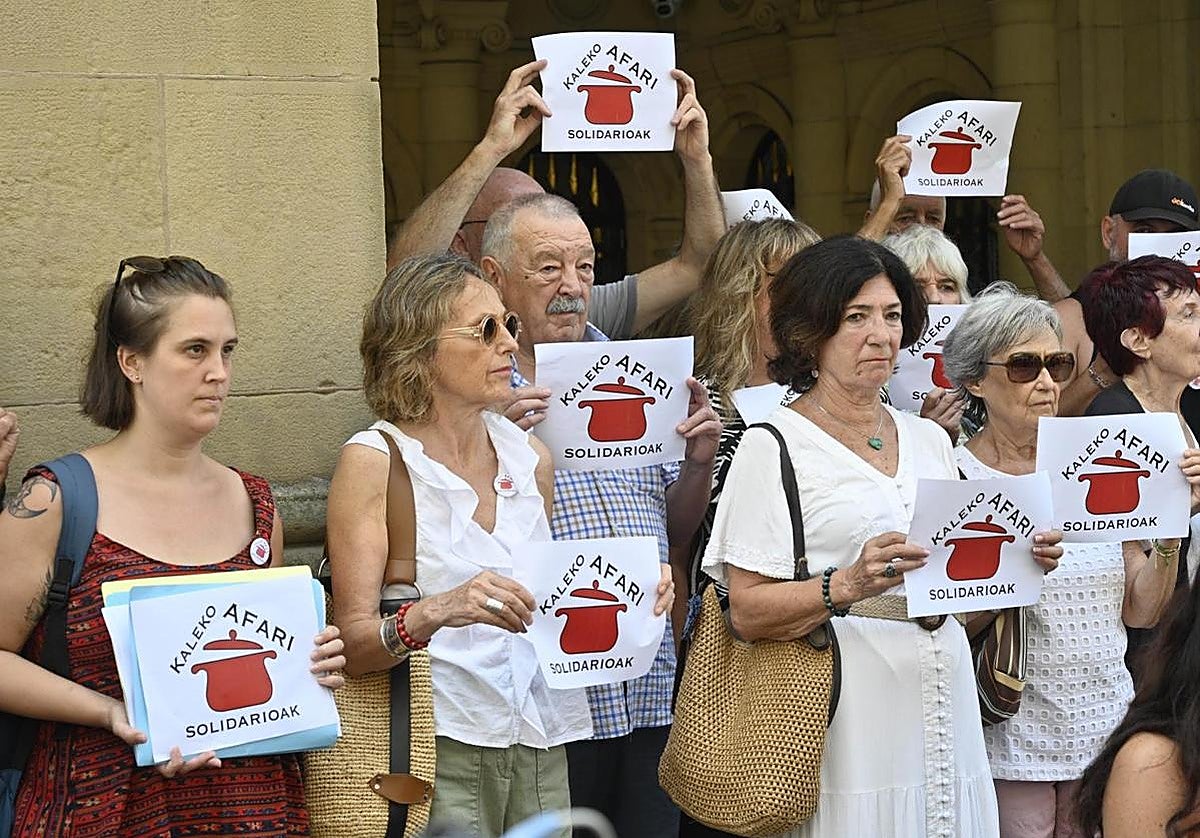 KAS denuncia que la Guardia Municipal «sigue identificando» a sus voluntarios que reparten bocadillos en Donostia