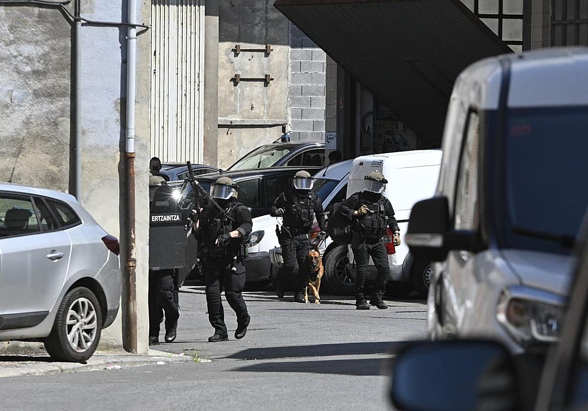 La Ertzaintza baraja el ajuste de cuentas por el ensañamiento y el plan de fuga del asesino