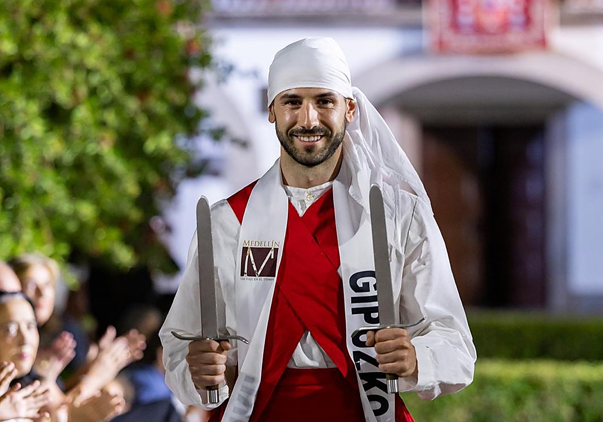 Míster Gipuzkoa presume de la Ezpata Dantza