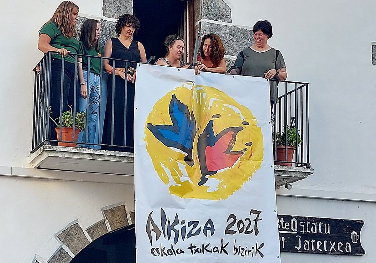 Alkizako oilategia bizi-bizi dagoela erakutsiko du Eskola Txikien Festak