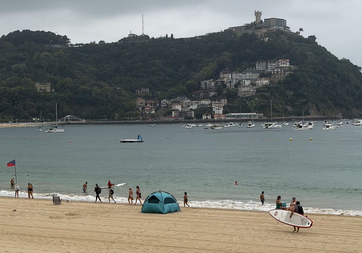 La solución de unos turistas ante los precios de San Sebastián: montan una tienda de campaña en la orilla de La Concha