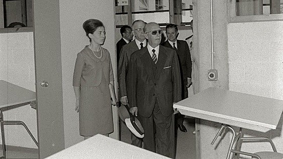 1966 | Franco inauguró el instituto Peñaflorida