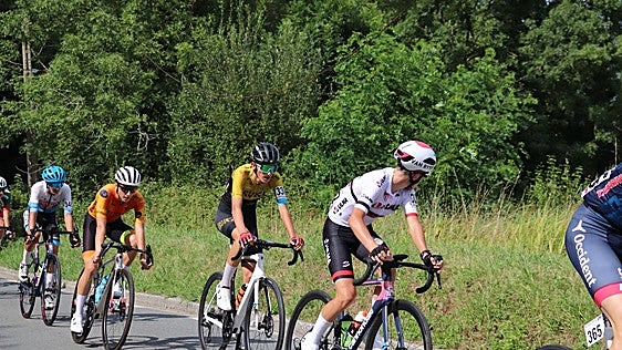 Los ciclistas cadetes del municipio compiten en Zarautz pero en categoría juvenil