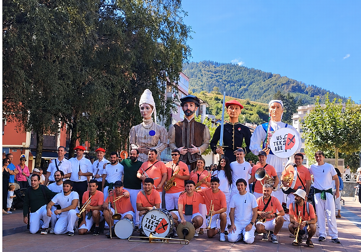 Las calles de Eibar vibran y se desbordan con Agorra Fest y los 25 años de Ustekabe