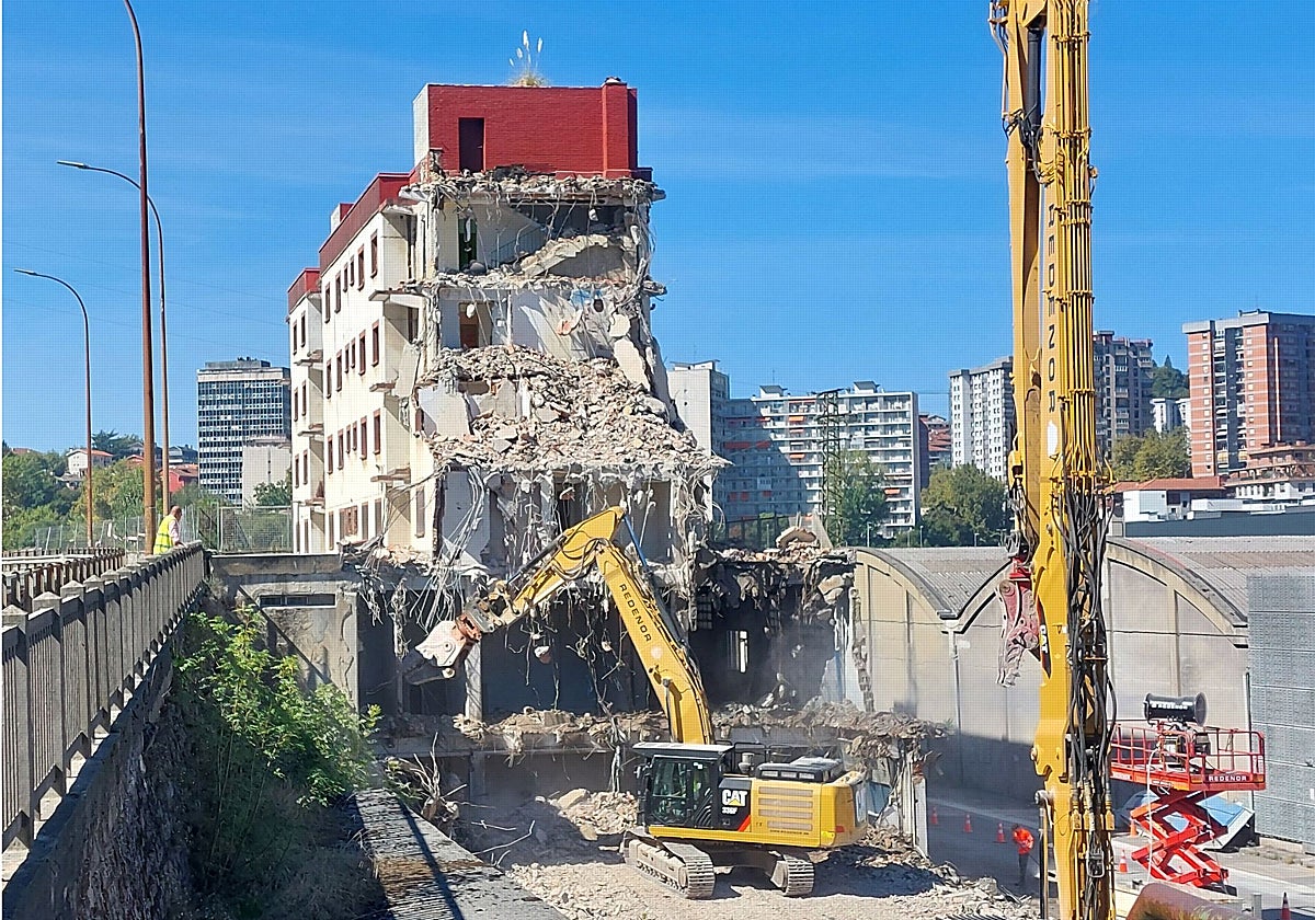 El fin de una era en Trintxerpe: arrancan las demoliciones para la llegada del nuevo tren al Puerto de Pasaia