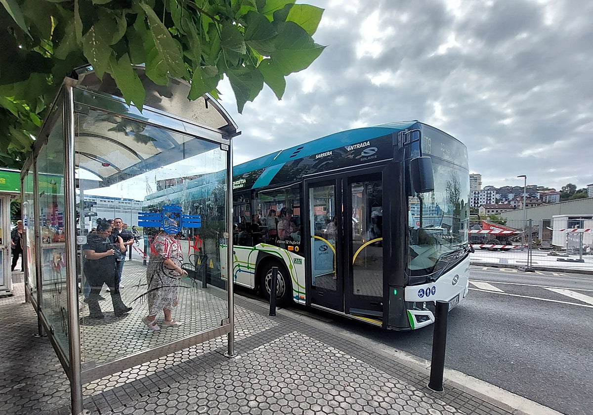 El autobús E09 mantendrá su actual frecuencia solo en las horas punta