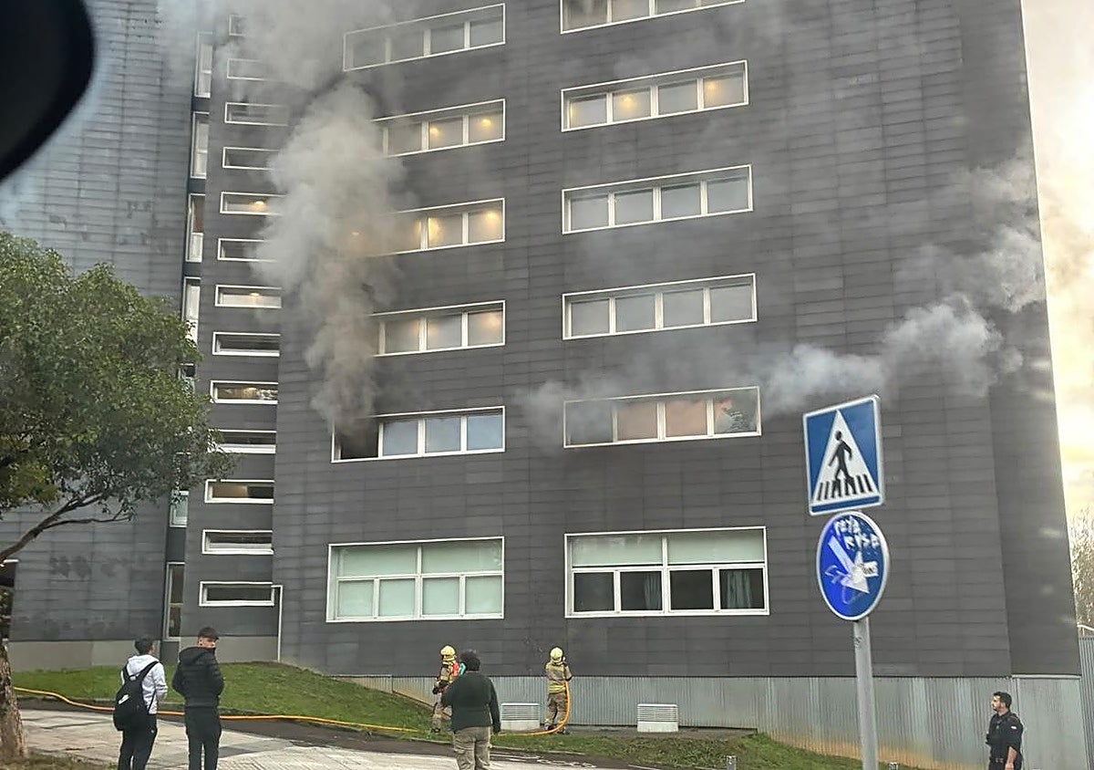 Una mujer trasladada al hospital por inhalación de humo tras un incendio en un centro de jubilados en Donostia