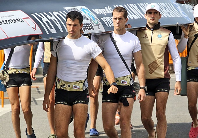 Gaizka Gorostiaga (ontzia eramaten lehenengoa) entrenatzaile berria izango da.