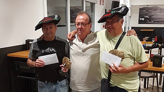 Axeri y Bobby, ganadores del campeonato de mus de San Miguel