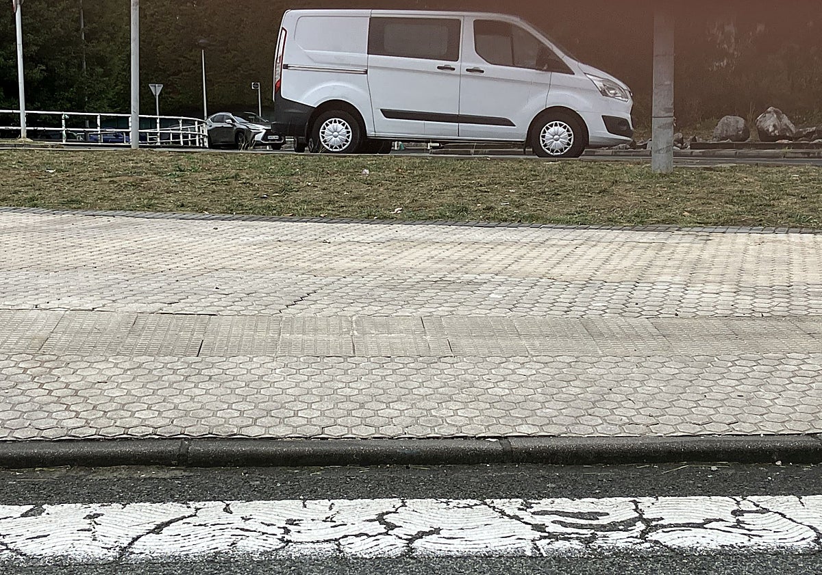 Sirimiri: Rebaje de acera «imposible» frente al Hospital Donostia
