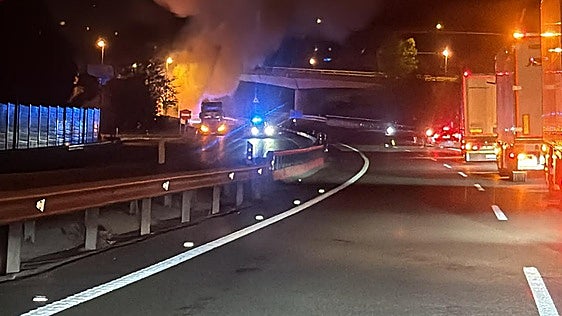 Reabierta la AP-8 sentido Bilbao tras el incendio de un camión en Astigarraga; sigue cortada hacia Irun