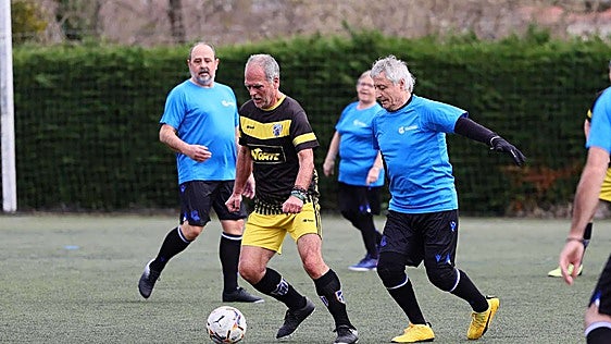 Hernani estrena el 'Walking Football', el fútbol sin correr ni contacto para mayores de 55 años dentro de Hekin Egunak