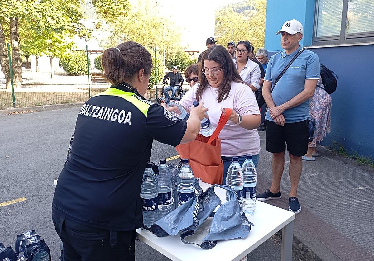 El Ayuntamiento de Arrasate reparte cientos de botellas de agua ante la previsión de que no se pueda beber del grifo hasta mañana
