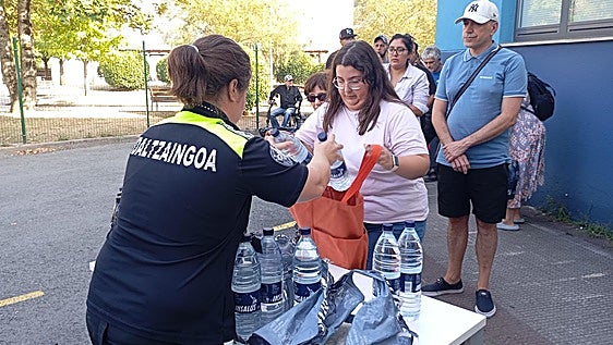 El Ayuntamiento de Arrasate prolonga hasta el lunes el reparto de agua y no prevé confirmar su potabilidad hasta el martes
