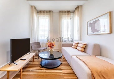 Imagen del salón de uno de los pisos ofertados en Gros, a un precio de 810.000 euros, en la web Idealista.