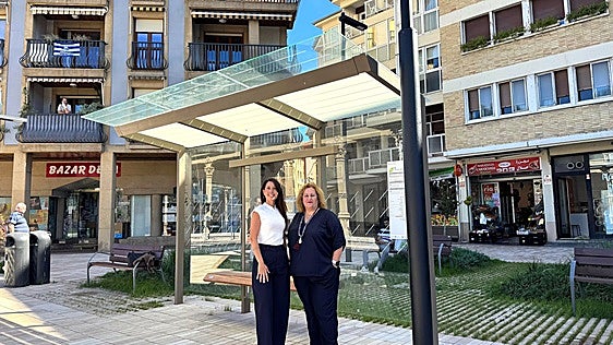 La alcaldesa, Alazne Txurruka, y la diputada de Movilidad, Azahara Domínguez, en la parada de Gudarien Plaza.