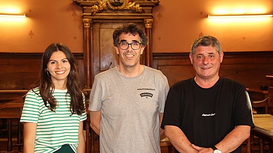 Itziar Alonso, Xabi Mugarza y Mikel García tras la sesión plenaria del jueves.