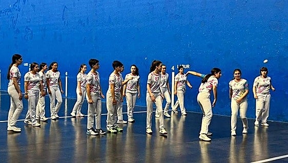 Fiesta para gozar de la pelota femenina, el sábado, en el Municipal