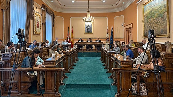 La Corporación municipal, reunida durante el Pleno ordinario que se ha celebrado este viernes en la Sala Capitular.