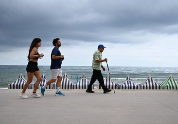 Gente paseando por Zarautz un día nublado.