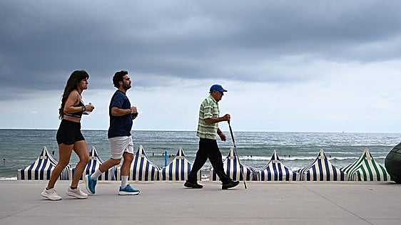 Gente paseando por Zarautz un día nublado.