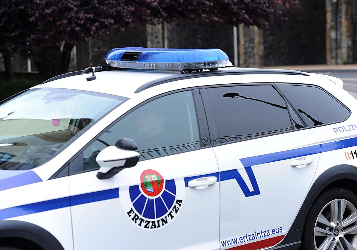 Agrede a un hombre en Errenteria, le roba las llaves de la frutería en la que trabajaba y asalta el comercio media hora después