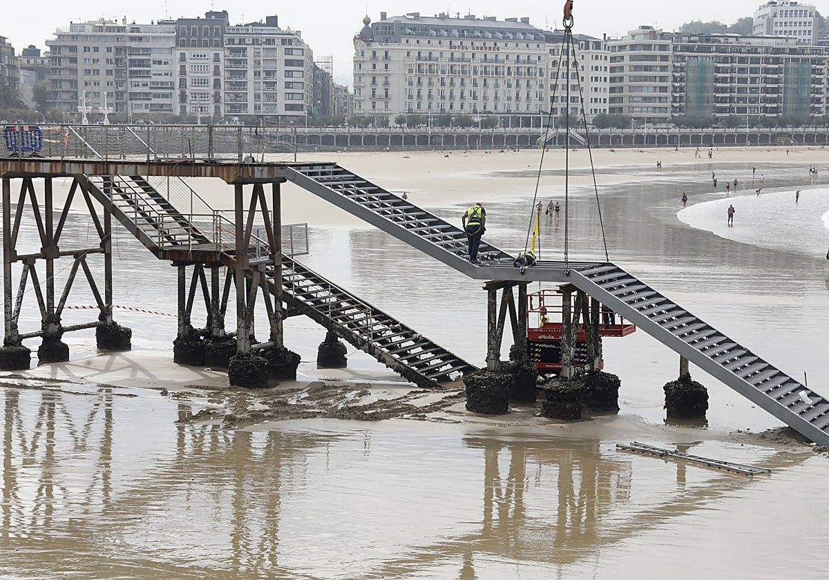 La instalación de la nueva escalera del embarcadero del Muelle donostiarra finaliza este viernes