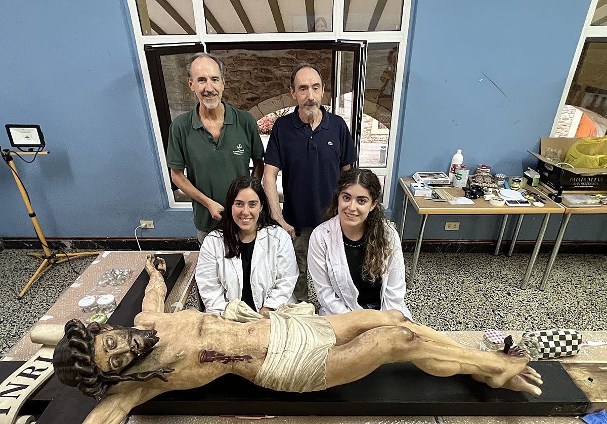 Nahia y Sara, 'cirujanas' del Cristo de San Miguel de Legazpi