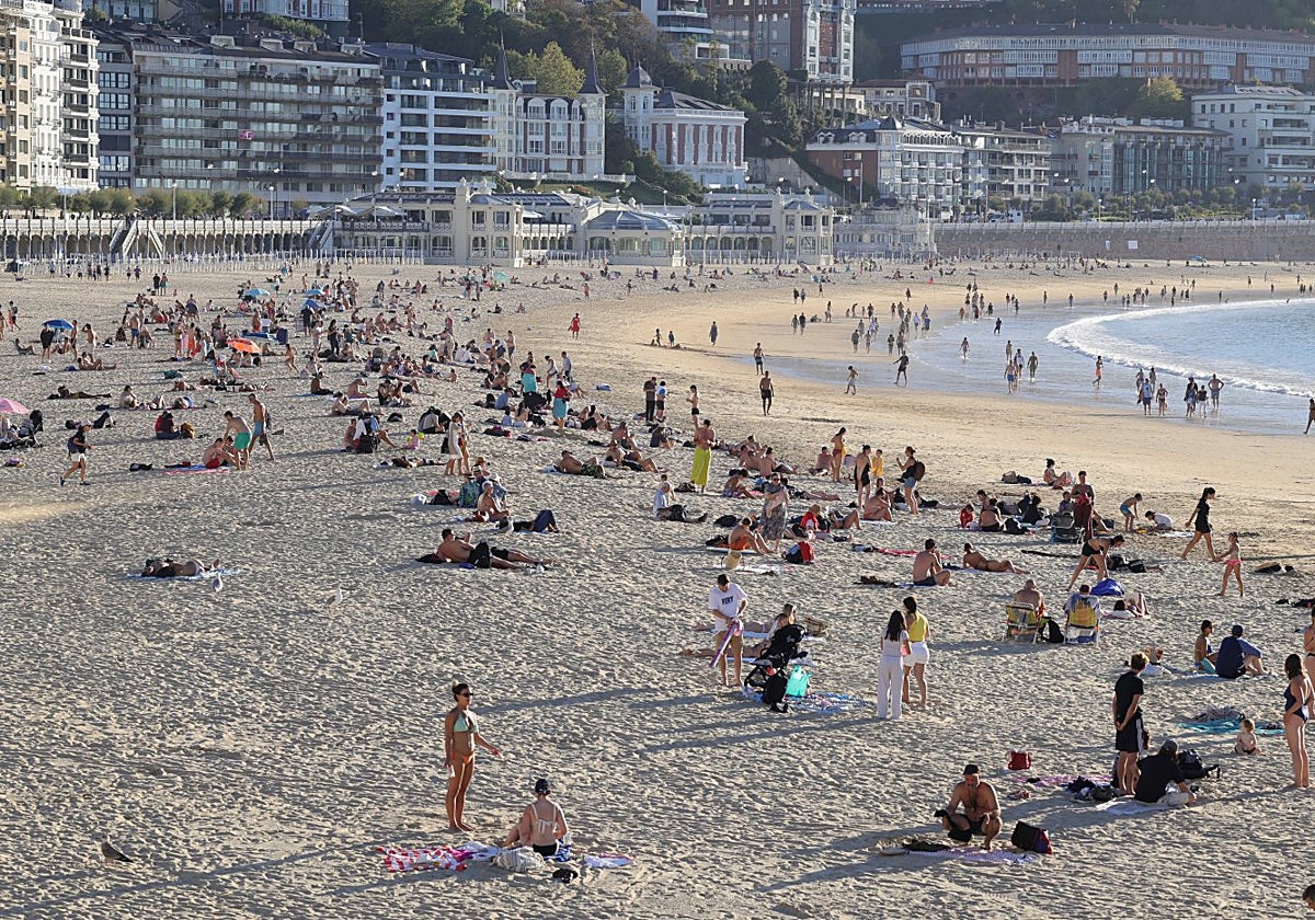 El Ayuntamiento de Donostia descarta ampliar la temporada de playas pero activará alertas para los días de sol en mayo y octubre