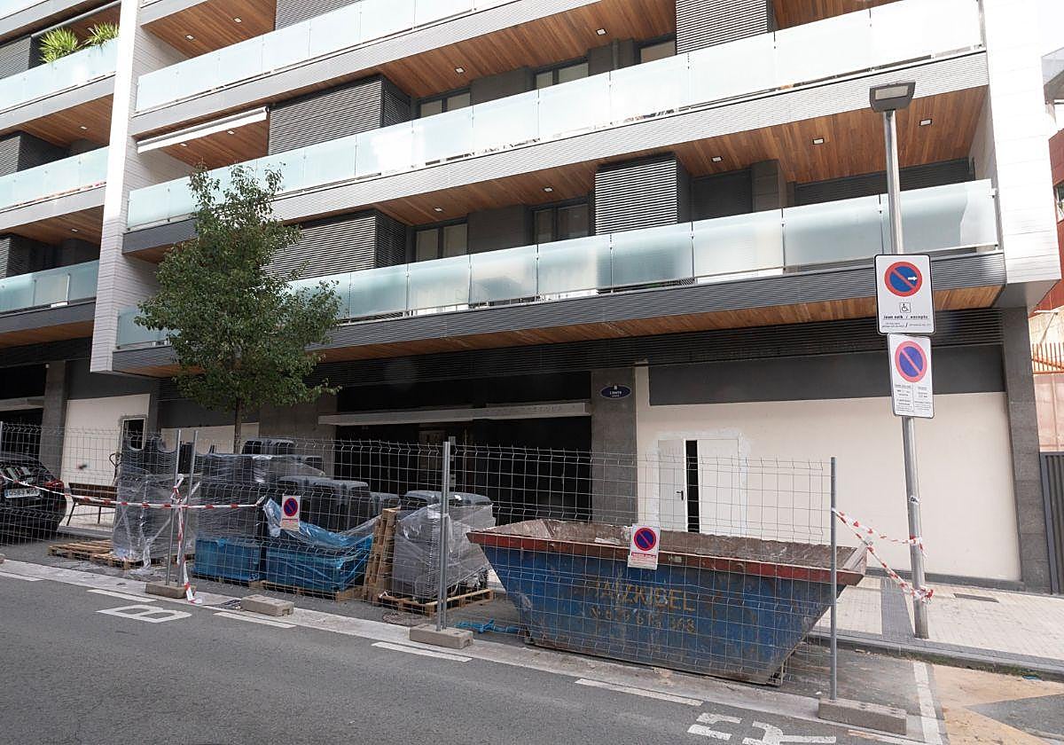 Cientos de padres y vecinos piden frenar el McDonald's que se construye en San Sebastián: «Representa un riesgo para la salud»