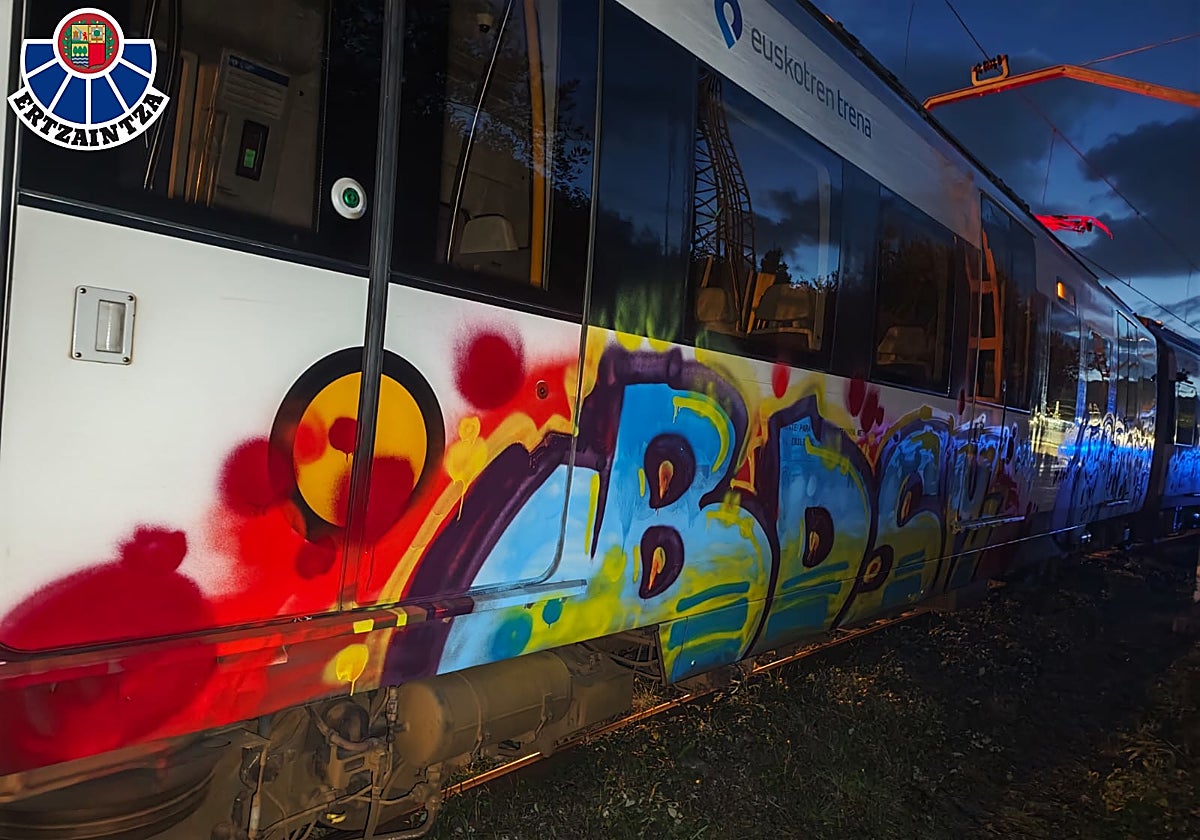 Cuatro detenidos en Zumaia por realizar grafitis en vagones de tren