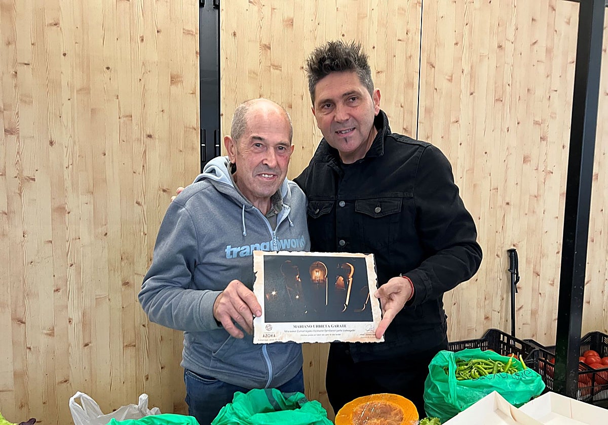 Mariano Urbieta coloca su puesto por última vez tras 53 años: «Animo a los jovenes a conocer la Azoka»
