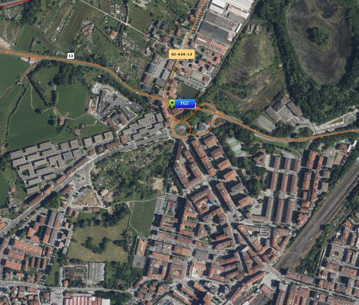 Retenciones en la GI-636 por un aparatoso accidente entre un camión y un turismo en Hondarribia