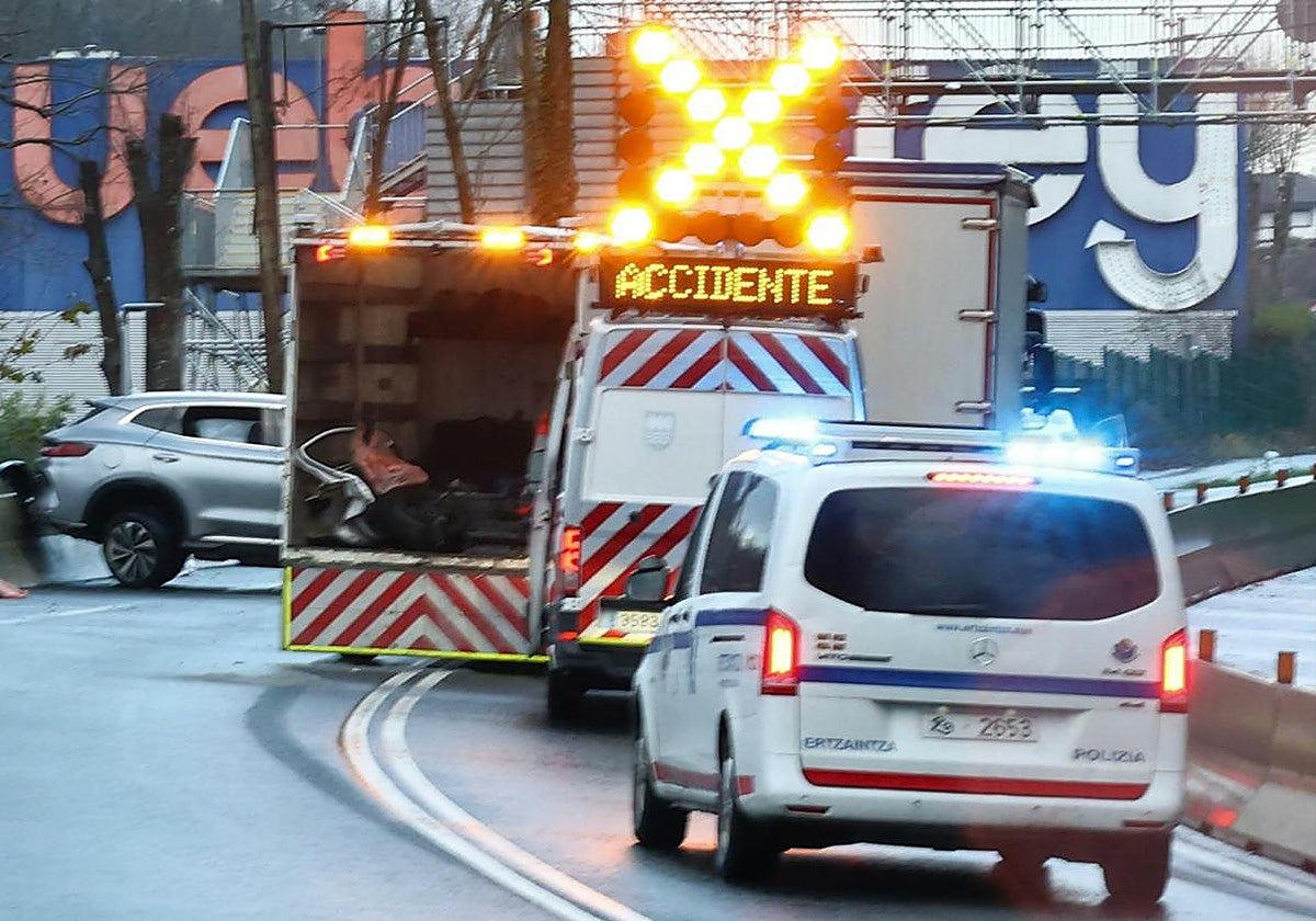Dos heridos en una colisión entre un camión y un turismo en Gaintxurizketa