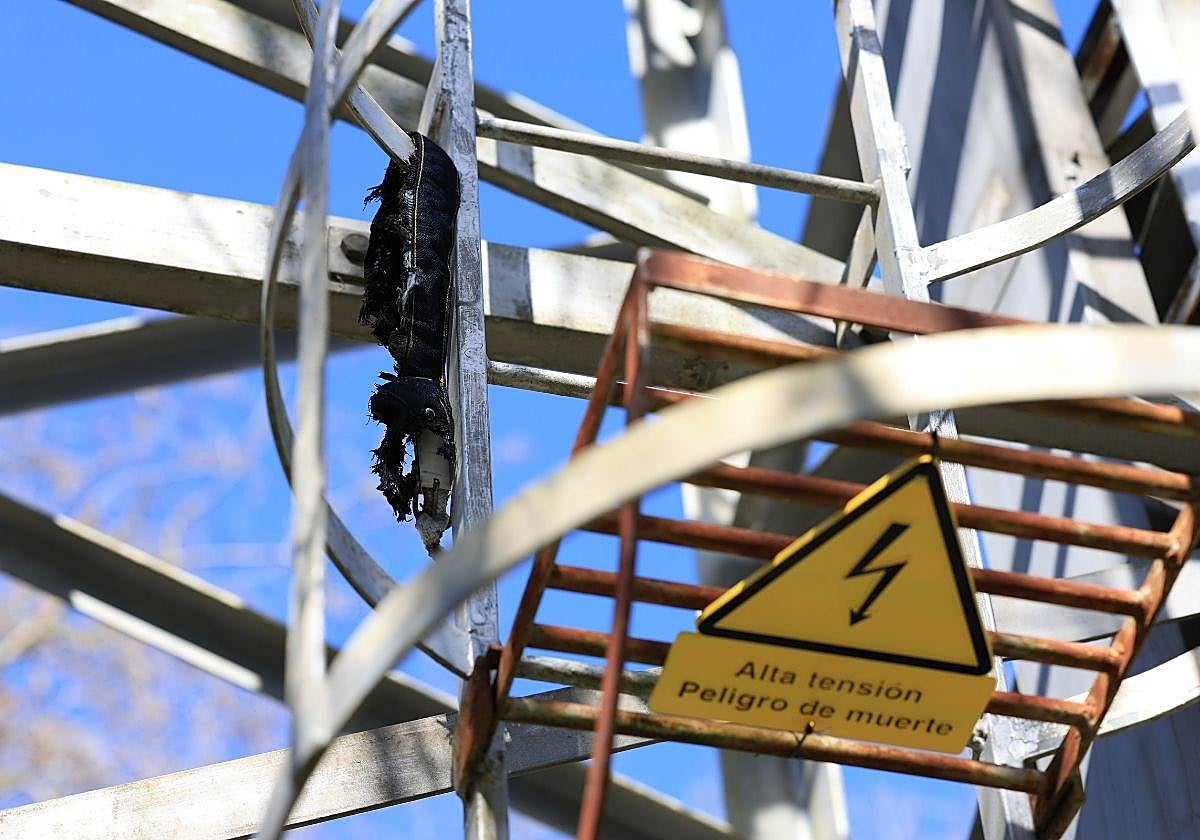 Una foto de El Diario Vasco dejó al descubierto los cambios en la torre: «La trampilla estaba roñosa y sin ningún tipo de señal de peligro eléctrico»