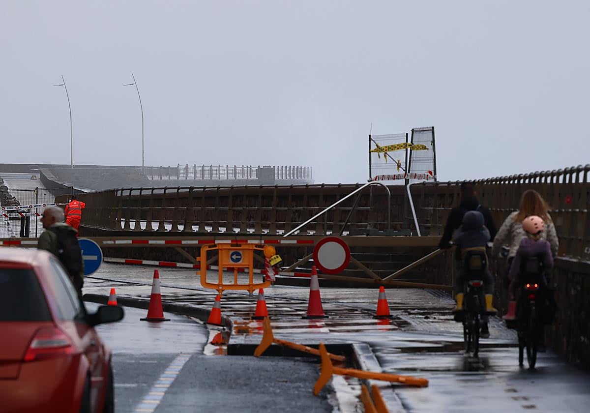 Cerrado el Paseo Nuevo a vehículos y peatones por la alerta por olas
