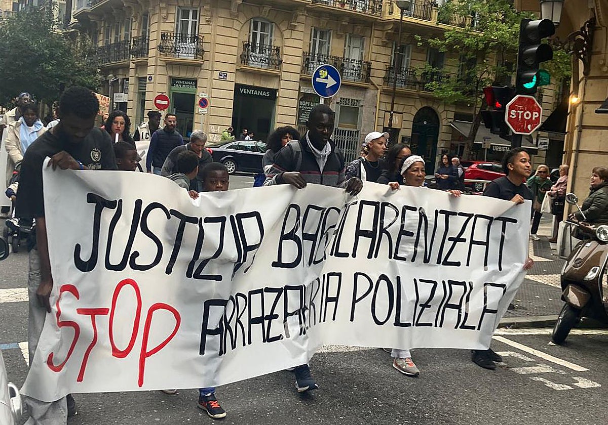 Donostia pide justicia por Babacar Welle: «Basta de racismo policial»