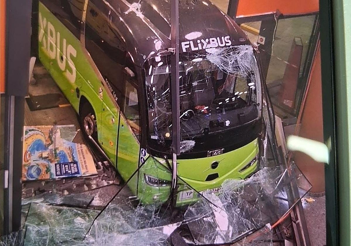 Pierde el control del autobús y se empotra contra la cristalera de la estación de Donostia